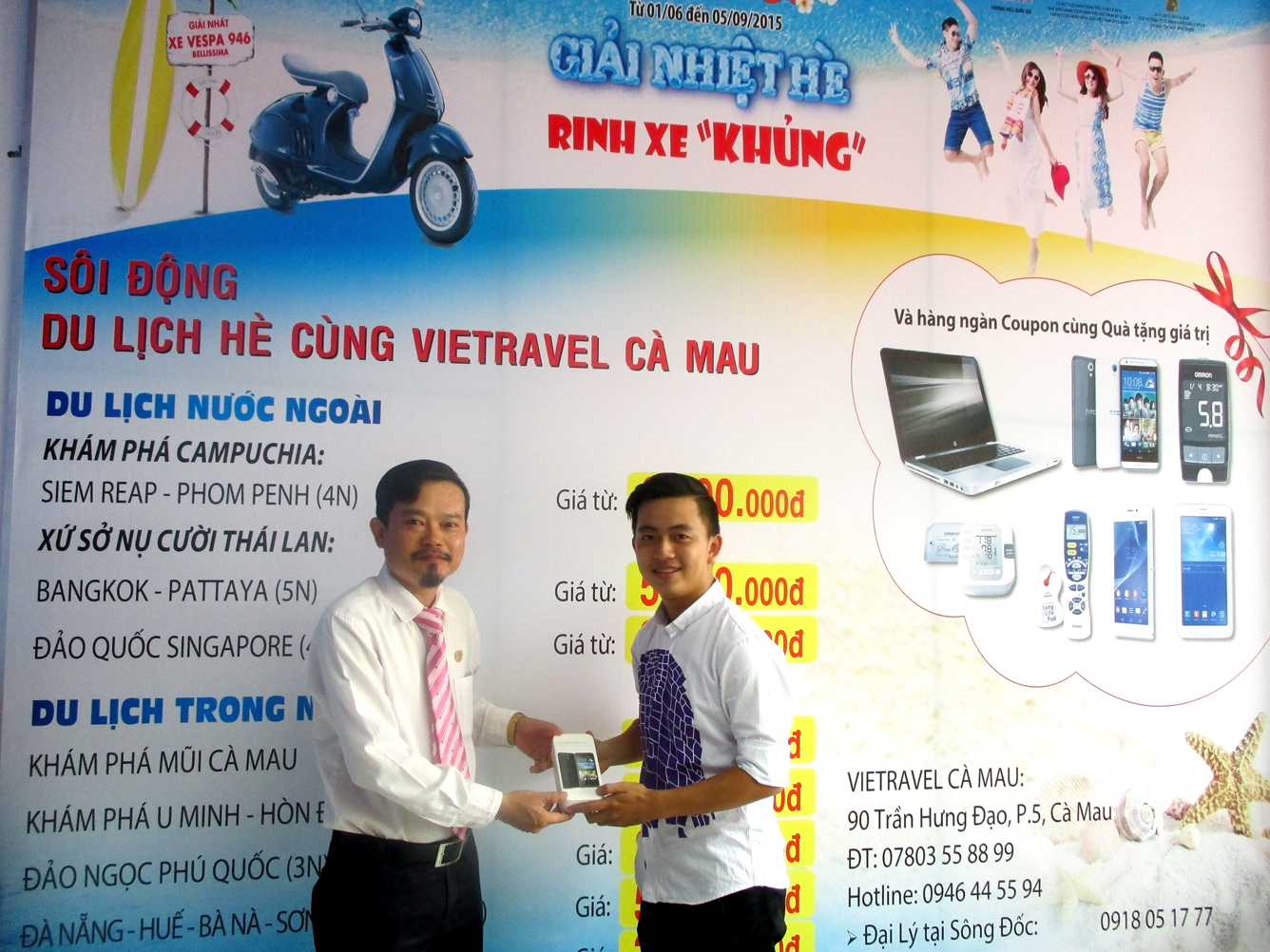 Vietravel Cà Mau trao thưởng cho khách hàng trúng giải tuần 2